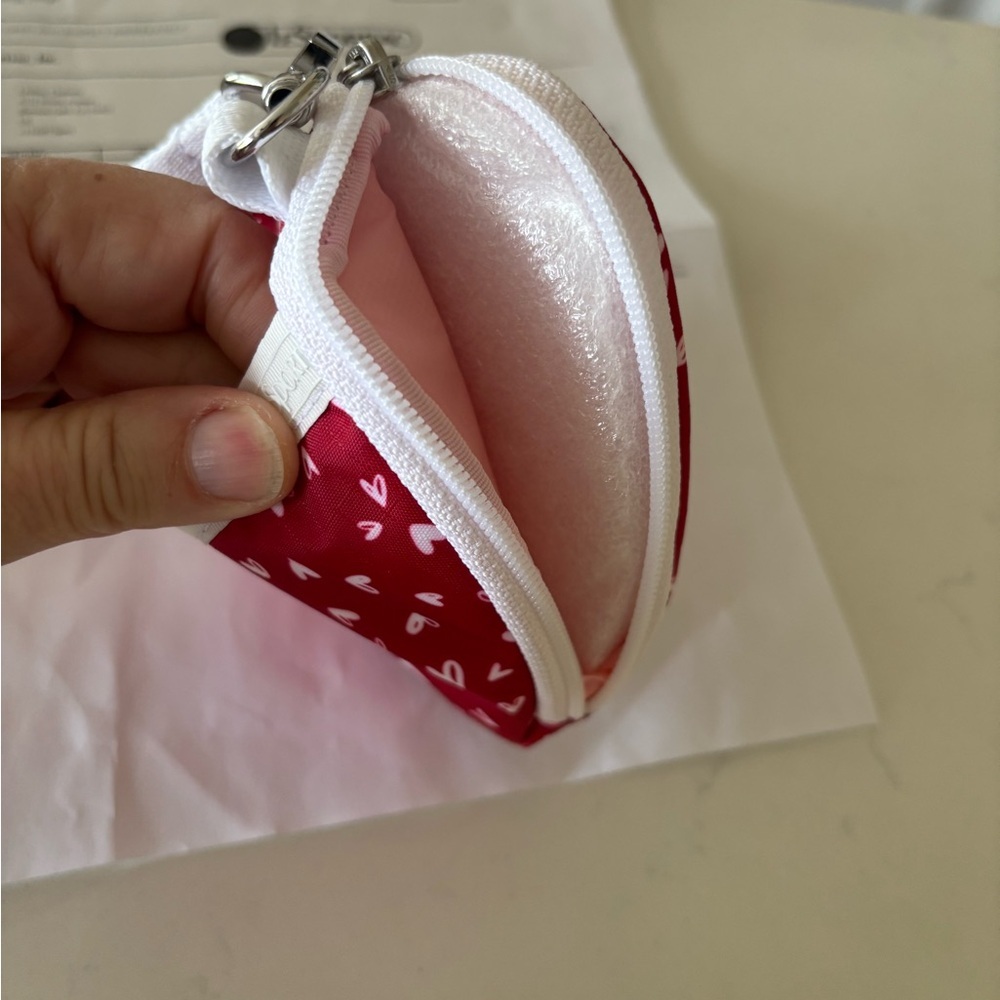 NWT LeSportsac Red Heart Wristlet Pouch with White Strap - Picture 5 of 7